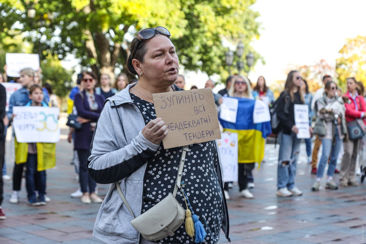 Что родственникам азовцев понадобилось в Одессе? украина