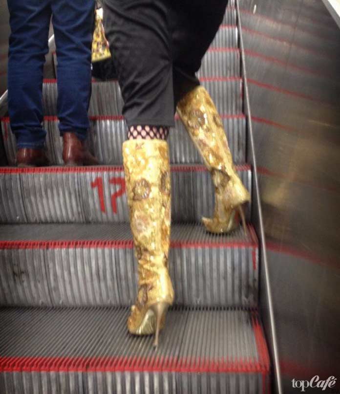 Фотографии женщин в метро: золотые сапоги