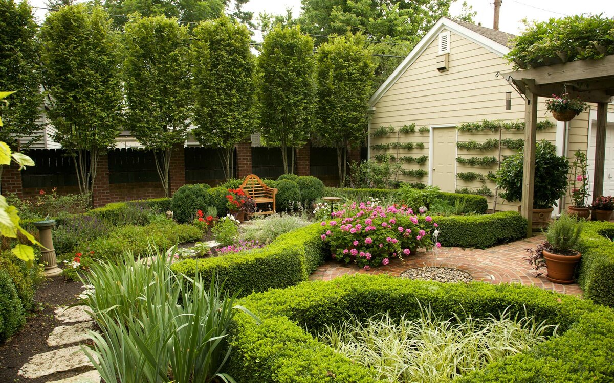 Маленький сад, несомненно, может стать уютным уголком для отдыха и радостных моментов, но как сделать его более просторным и функциональным?-2