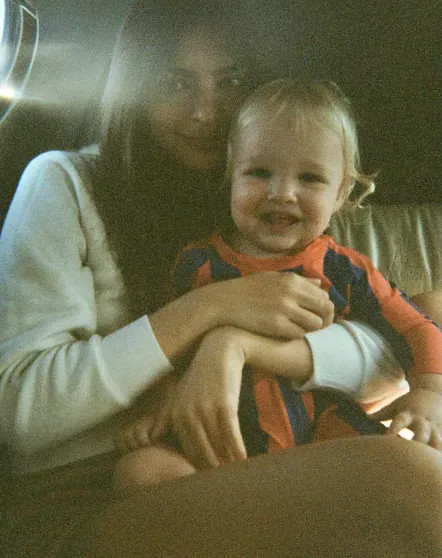 Эмили Ратаковски с сыном