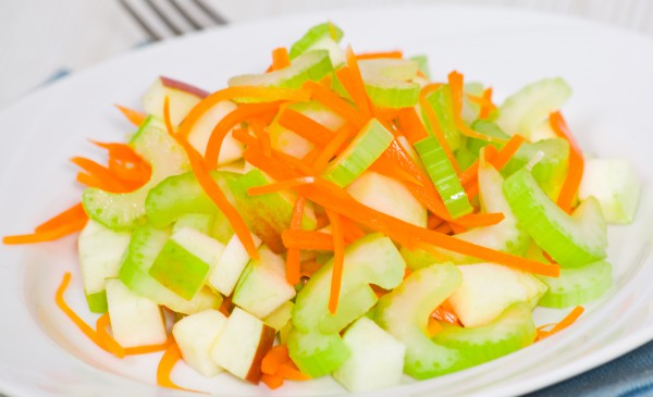 Салат из сельдерея, моркови и яблок