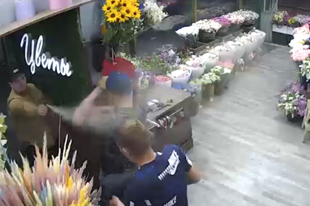 Mash: в Ростовской области продавцы цветов жестоко избили воров