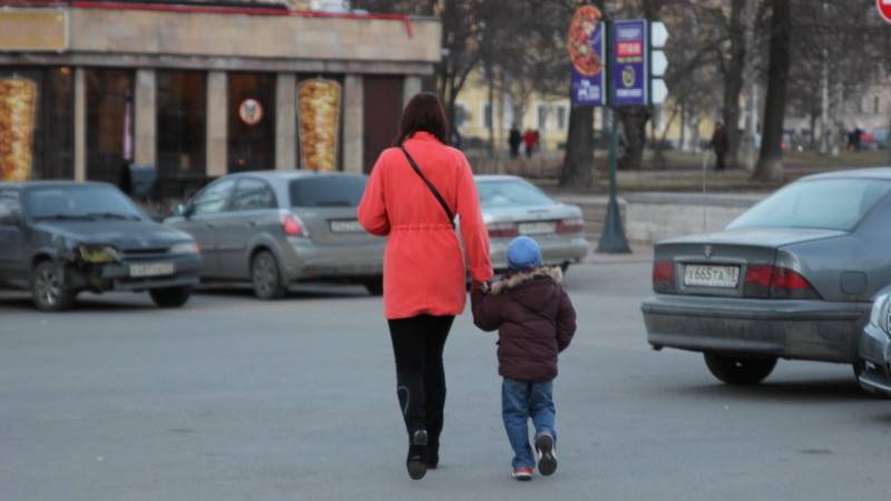 Одиноким родителям могут разрешить тратить маткапитал на детские товары