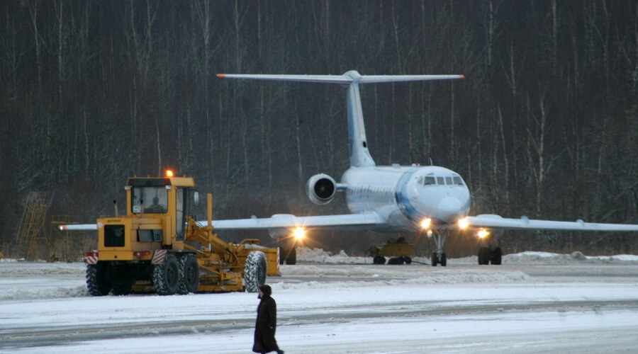 Аварийно севший в Иркутске самолет обработали автомобильной стеклоомывайкой