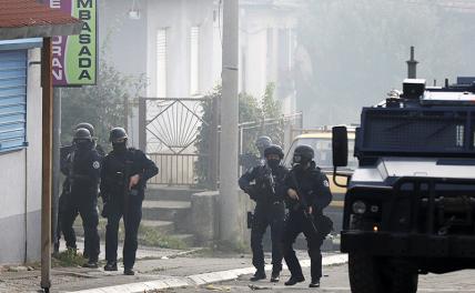 На фото: столкновения между полицией Косова и сербским населением в городе Косовска-Митровица