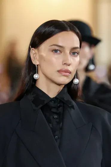 Ирина Шейк вышла на подиум на показе Uma Wang в Париже модель, ШейкИрина, высказалась, актёра, голливудского, восьмилетнюю, воспитывает, УкраинеИрина, конфликте, феминизме, Ирина, Купера, прессконференции, время, Италии, Sanremo, фестиваля, музыкального, ежегодного, ведущей