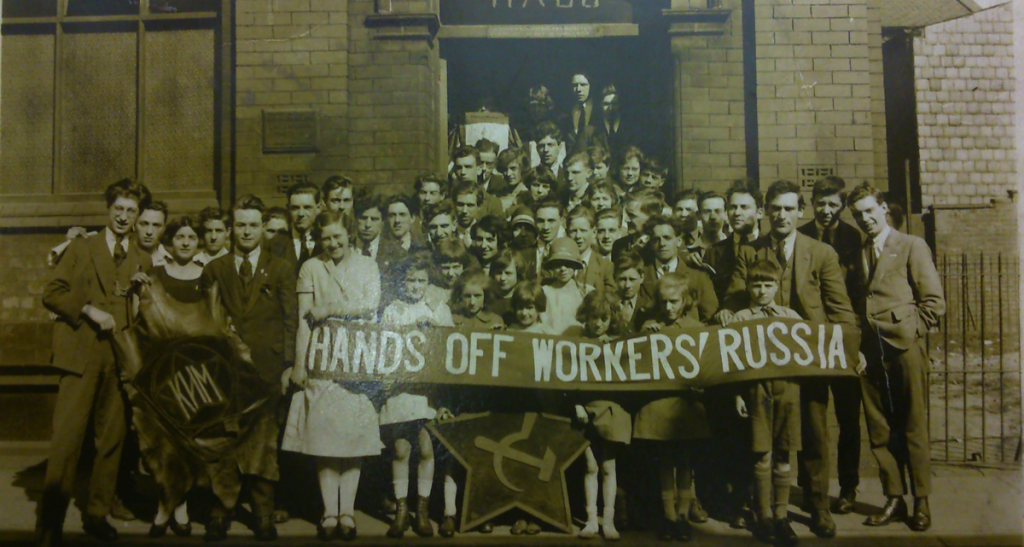  Участники движения «Руки прочь от России», в среде рабочих Англии оно было невероятно популярно. 