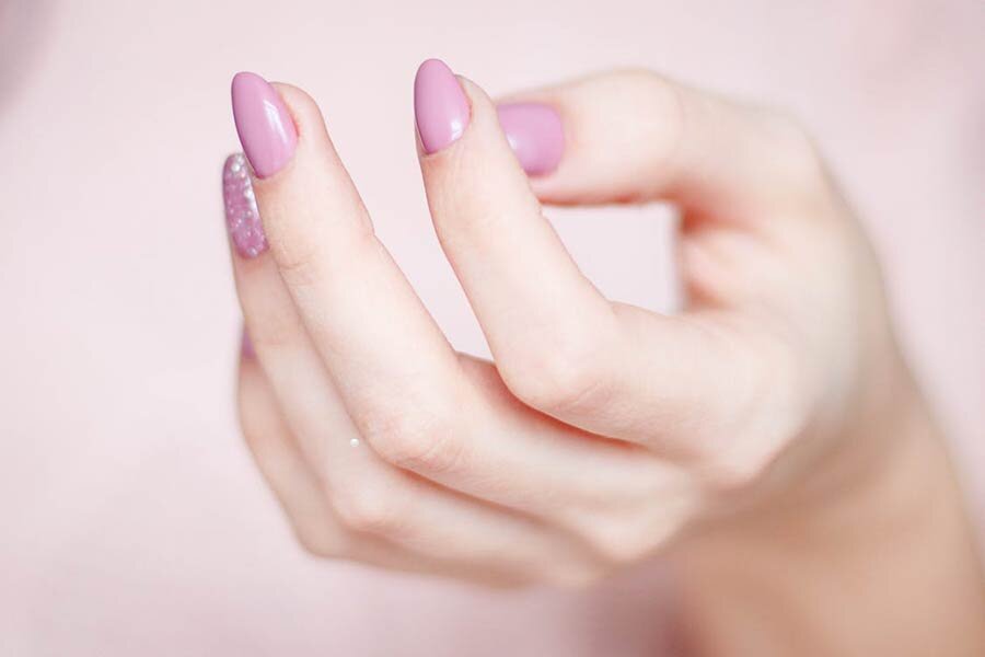 Красота женских рук во многом зависит от внешнего вида ногтей. Их оттенок, форма и дизайн покрытия может сделать пальцы визуально короче и толще.-3