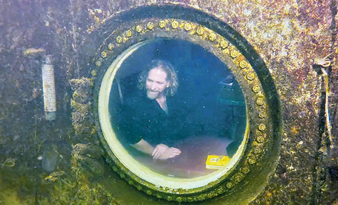 55-летний мужчина уже 74 дня живет под водой. Он посылает наверх записки и пока не собирается подниматься