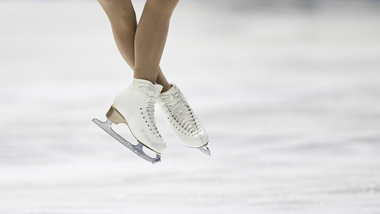 Современную экипировку для хоккеистов и фигуристов доставили в спортшколу Ноябрьска