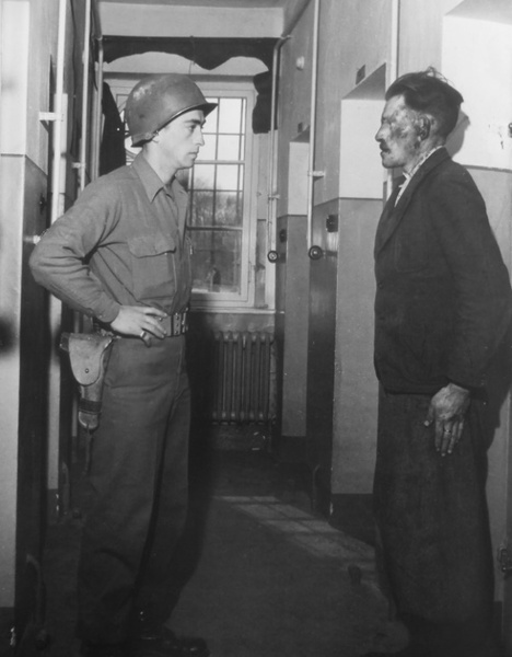 Американский военнослужащий и бывший надзиратель концлагеря Бухенвальд, избитый освобожденными узниками
