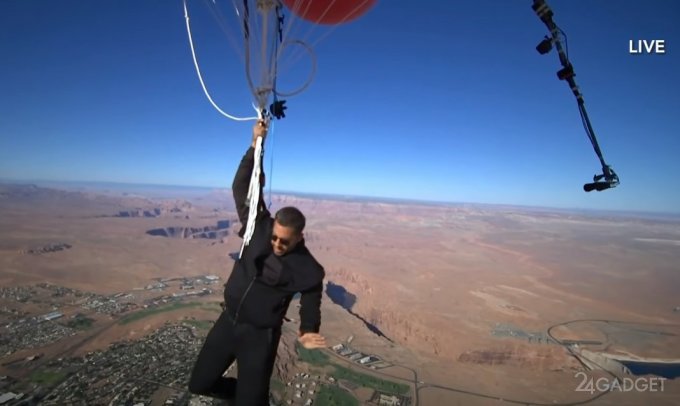 Дэвид Блэйн протестировал полет на обыкновенных воздушных шарах, наполненных гелием