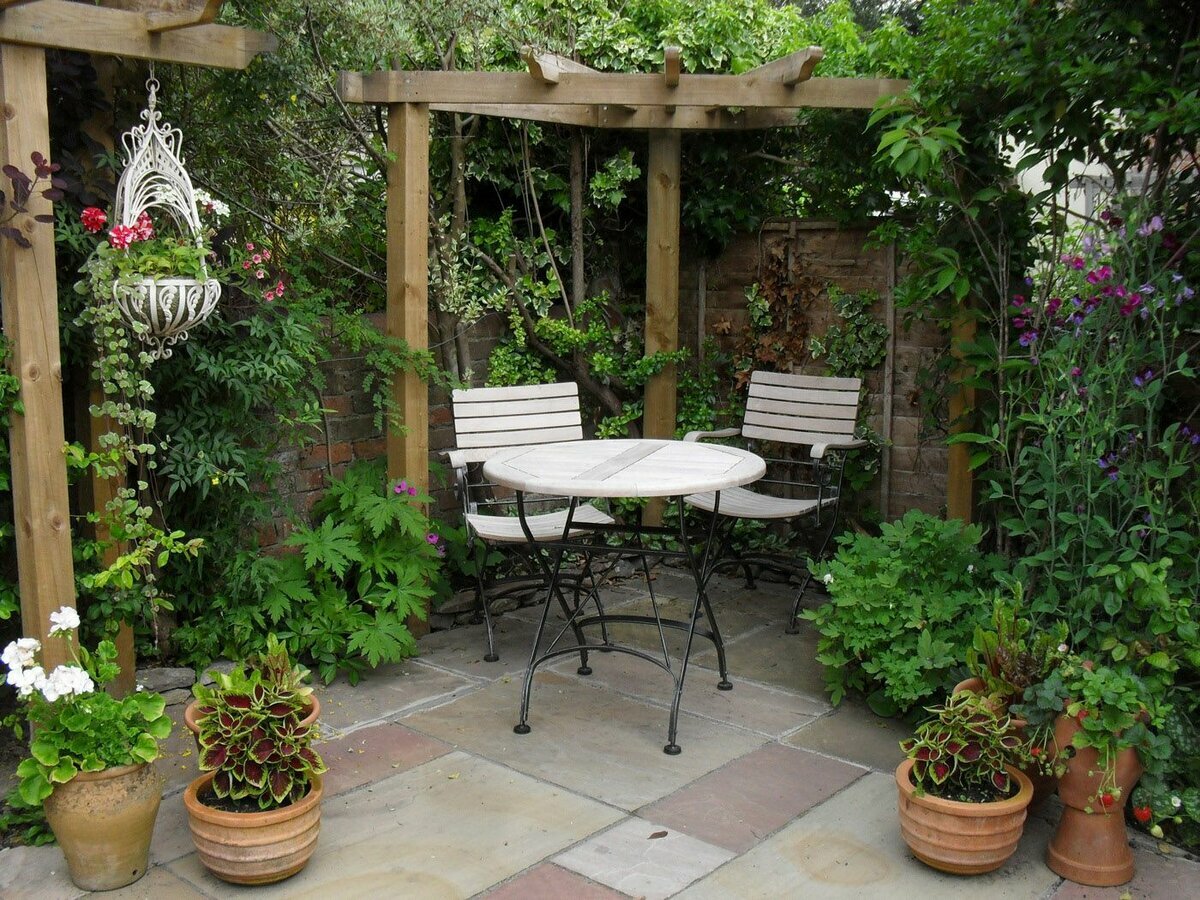 Маленький сад, несомненно, может стать уютным уголком для отдыха и радостных моментов, но как сделать его более просторным и функциональным?-8