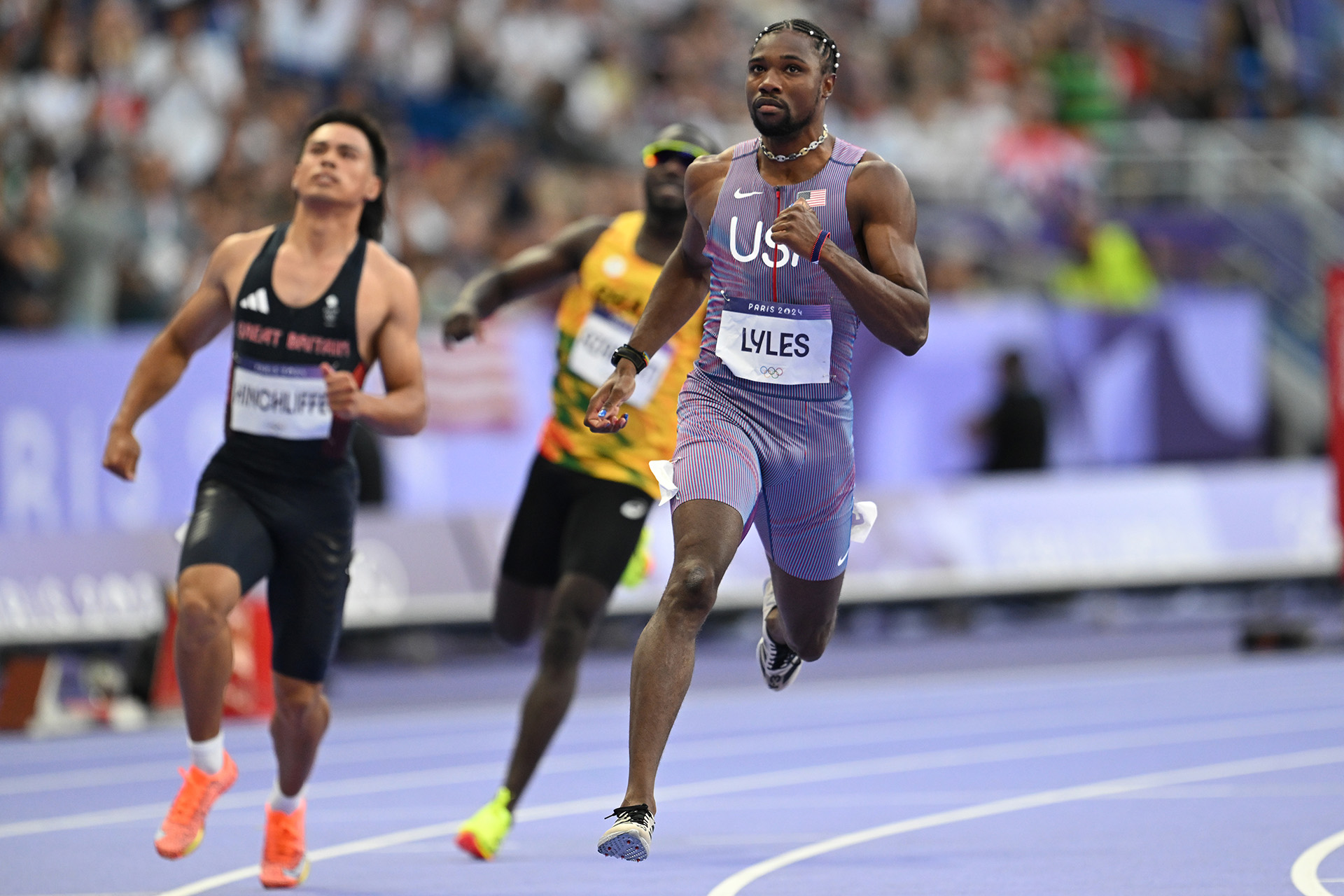 Полуфинал в забеге на 100 метров среди мужчин, Олимпиада в Париже, 2024 год. Впереди Ноа Лайлс. 