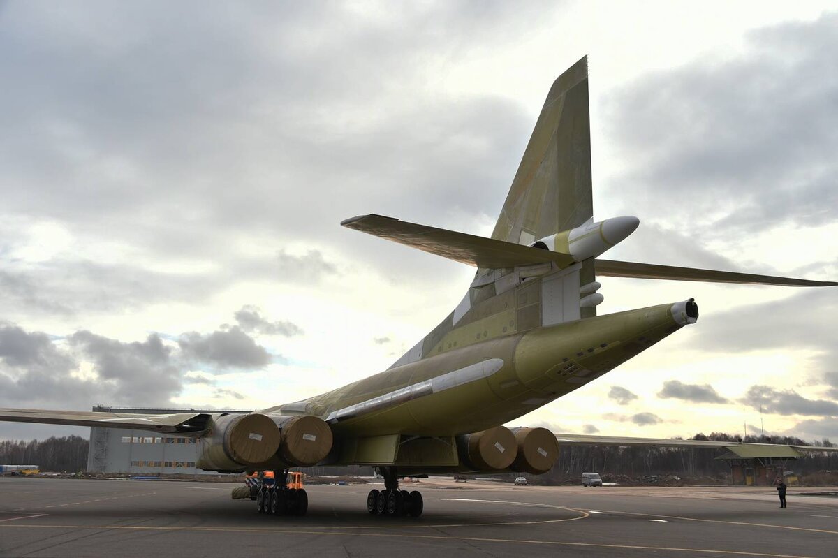 Ту-160-М2 - российский новейший глубоко модернизированный сверхзвуковой стратегический самолёт.