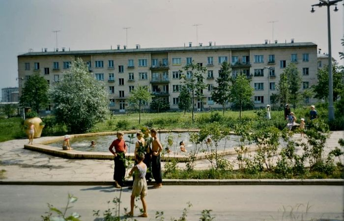 Возле хрущёвки были даже фонтаны и пруды / Фото: telegra.ph