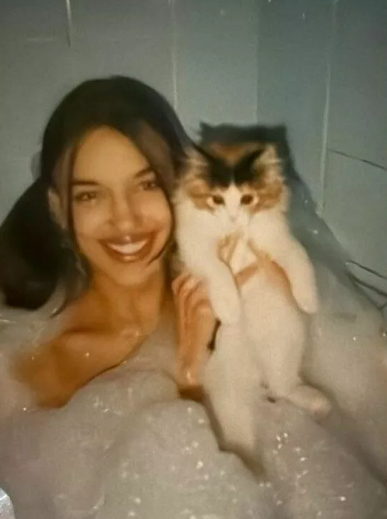 Где вы учили «славянский взгляд», она преподавала: Ирина Шейк в 90-е — редкие кадры челябинской юности супермодели Ирины, Шейкфотосоцсети, Ирина, время, также, родилась, модель, ковра, Татьяной, области, Челябинской, Еманжелинске, городе, отметила, несколько, Брэдли, сестрой, юности, звезды, тогда