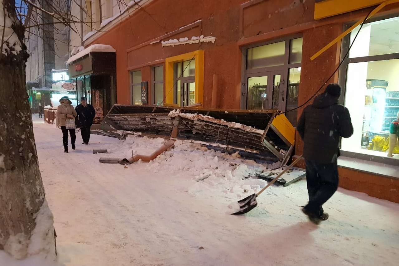 Якутск Республиканская больница обвалилась вывеска. НГС новости Новосибирск Маркса упал снег на женщину. Упала вывеска