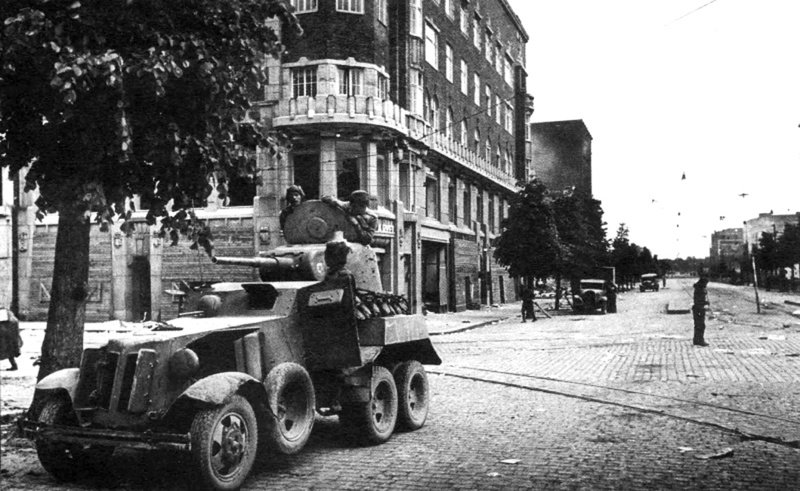 Советский бронеавтомобиль БА-10 на улице Выборга. военная техника, вторая мировая война, история