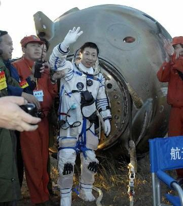 ​Тайконавт Ян Ливэй вернулся из орбитального полёта на космическом корабле «Шэньчжоу-5»; 15 октября 2003 года kuaibao.qq.com - «Божественный корабль» | Warspot.ru
