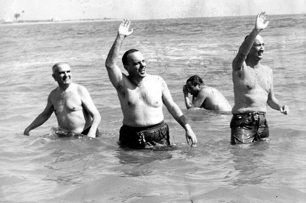 Тогдашний министр туризма Испании Мануэль Фрага Ирибарне и посол США купаются в водах радиоактивного Паломареса, 1966 год