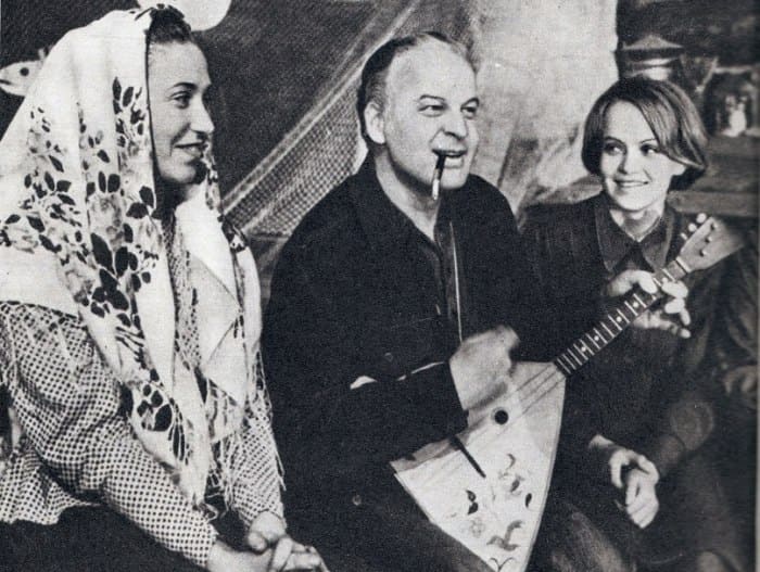 Станислав Ростоцкий на съемках фильма *А зори здесь тихие…*, 1972 | Фото: kino-teatr.ru