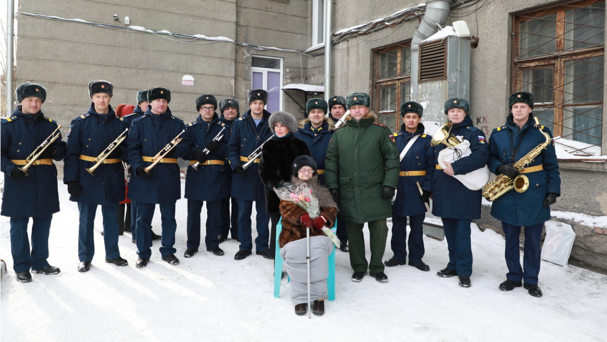 Военный оркестр поздравил ветерана ВОВ в Новосибирске со 101-летием и 8 Марта