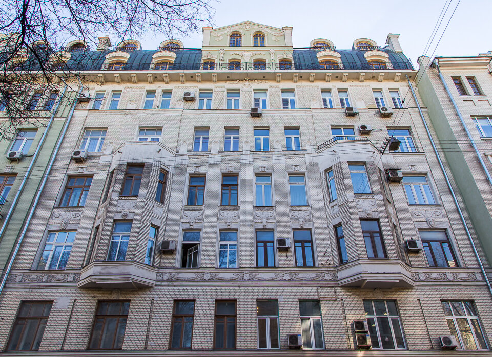 Престижный доходный дом начала XX века на улице Знаменка (до Кремля примерно 400 метров)
