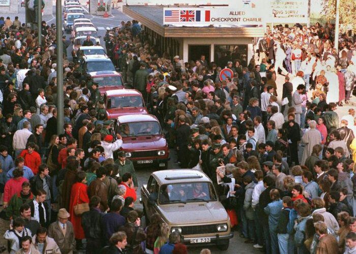 Трабанты на пути в Западную Германию, 1989 год. /Фото: hisrory.com