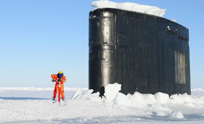 Атомная субмарина пробивает лед и всплывает в Арктике. Видео с учений