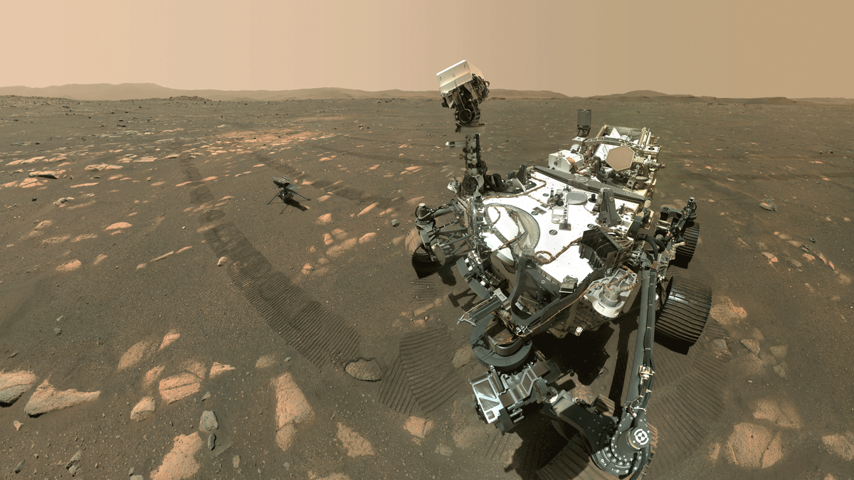 Селфи «Персеверанс» с «Ingenuity» в кратере Езеро на Марсе 7 апреля 2021 года