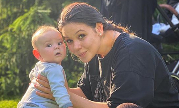 Елена Ильиных поделилась редкими фото их с Сергеем Полуниным сына Мира