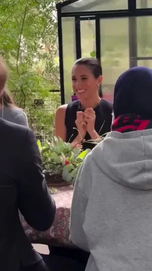 Меган Маркл опубликовала видео из поездки в Австралию, за которую их с принцем Гарри раскритиковали Меган, видео, МарклКадры, Гарри, также, Маркл, поездку, время, больницу, визита, детскую, попытке, Дианы, обвинили, детей, критикуют, тысяч, вызвали, выжившими, назвали