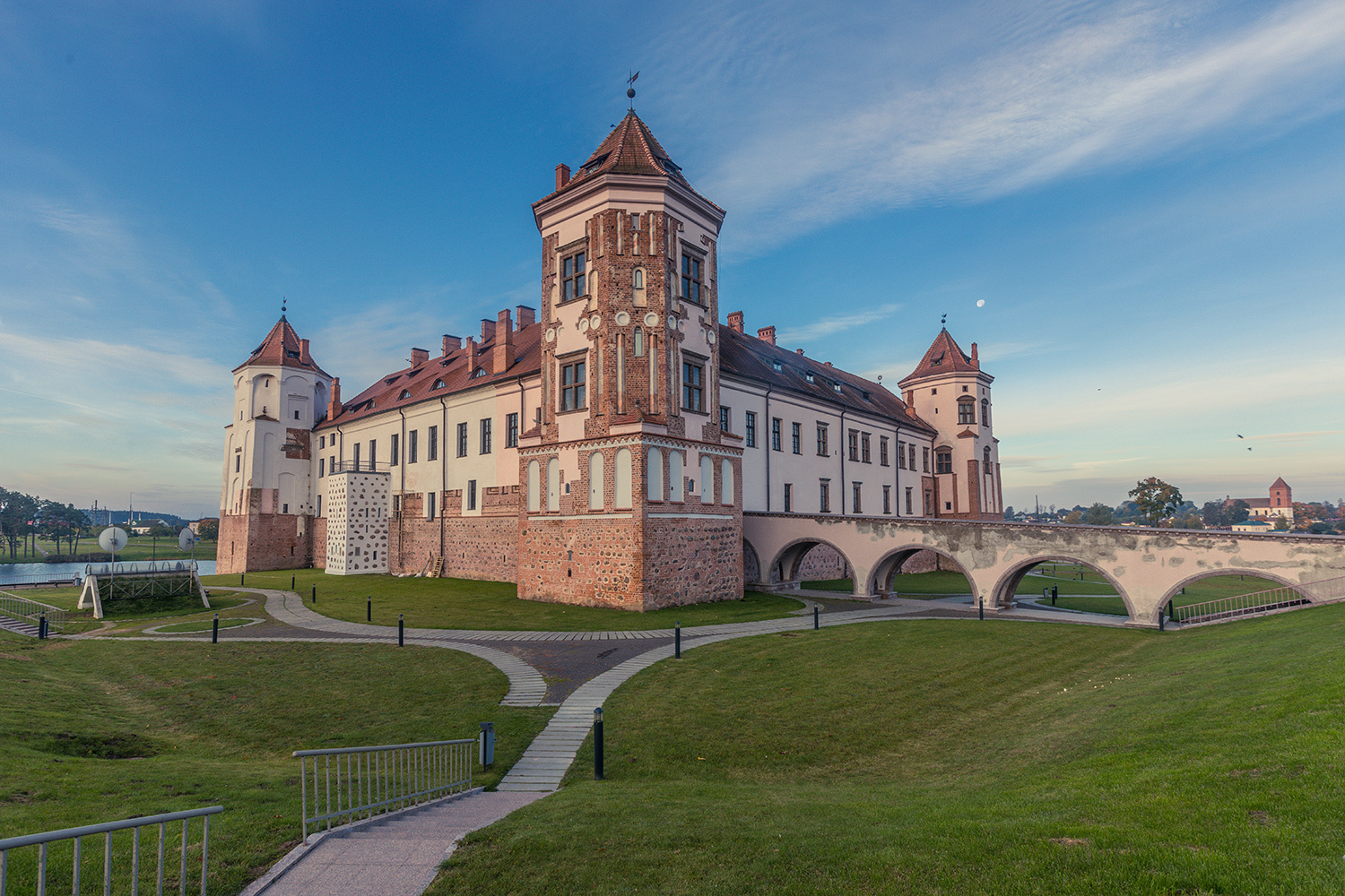 Mir castle. Мирский замок. Мирской замок Беларусь. Мирский замок пруд. Мирский замок Беларусь сверху.