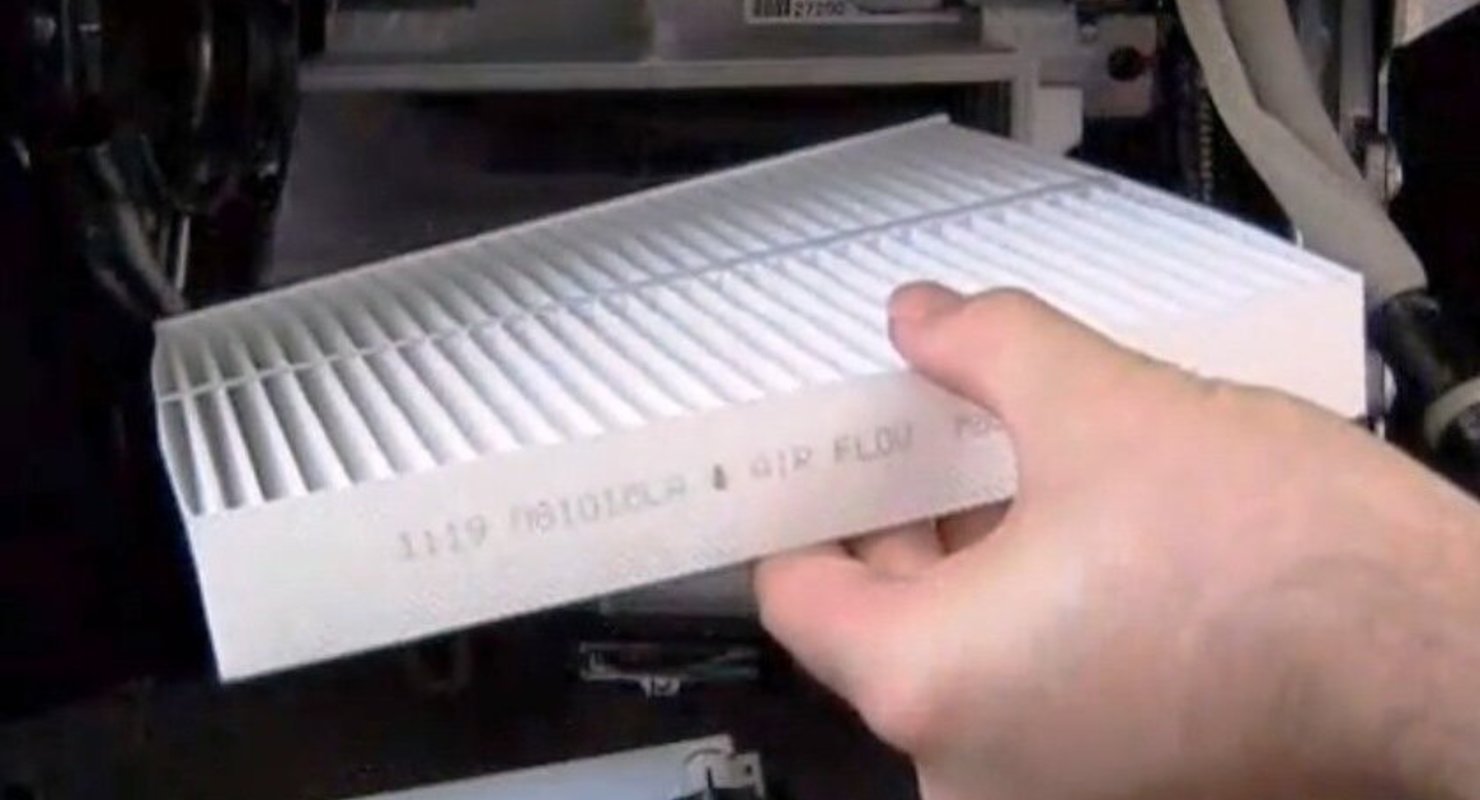 Зачем бывалые таксисты вынимают на зиму салонный фильтр