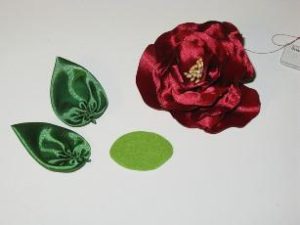 Шикарные цветы из атласных лент Шикарные цветы из атласных лент