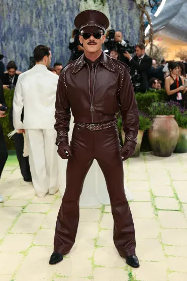 10 самых странных образов Met Gala: Люк Эванс в 