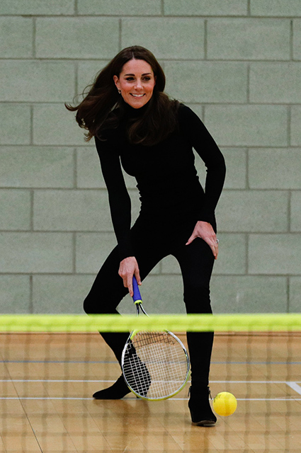 Кейт Миддлтон на каблуках сыграла в теннис как профессионал монархии, кейт миддлтон