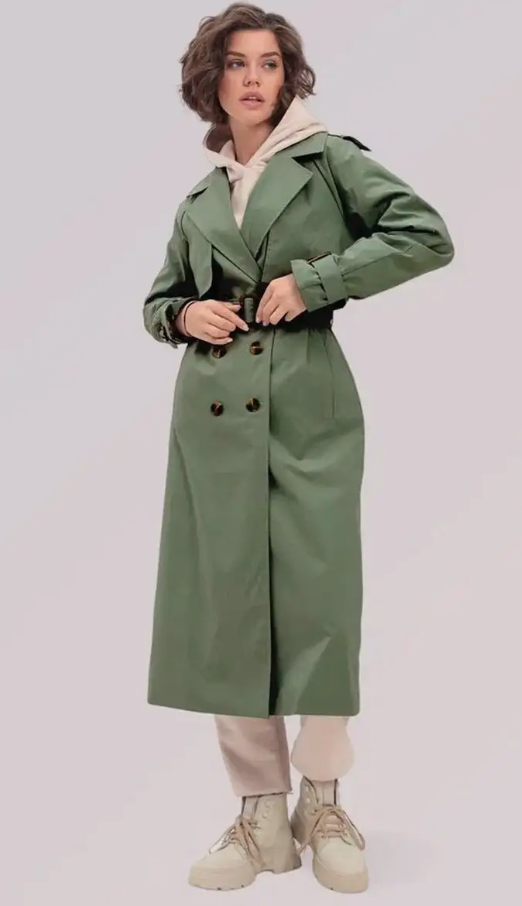 Тренч – это классическая легкая одежда, которая стала практически неотъемлемой частью женского гардероба. И это, несмотря на то, что изначально тренч создавался для мужчин и был частью военной формы.-15