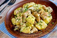 Фото приготовления рецепта: Тушёная картошка с мясом, грибами и сметаной - шаг №16