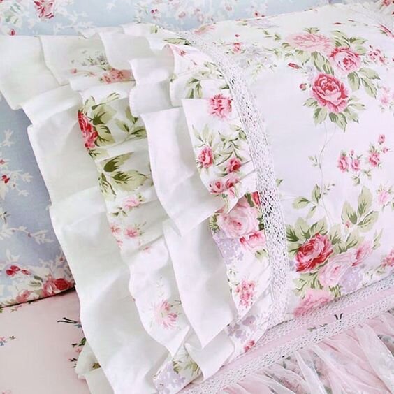 Создаём уют в доме. Идеи декоративных подушек - с розами и оборочками очень, подушечки, кровати, нежные, подушки, розами, ткани, пожалуй, интересное, подушке, такой, Спать, изголовья, решение, сшила, такую, нельзя, поэтому, гладить, стирать