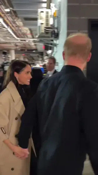 Меган Маркл опубликовала видео из поездки в Австралию, за которую их с принцем Гарри раскритиковали Меган, видео, МарклКадры, Гарри, также, Маркл, поездку, время, больницу, визита, детскую, попытке, Дианы, обвинили, детей, критикуют, тысяч, вызвали, выжившими, назвали