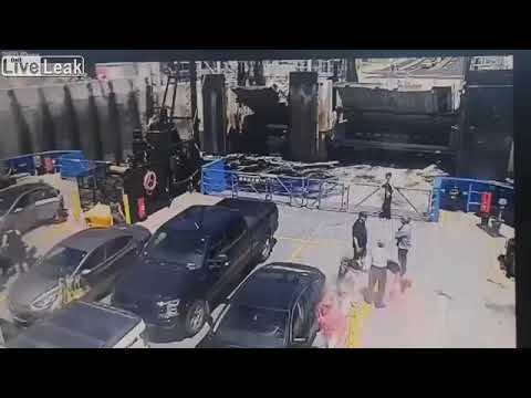 Подождите, меня забыли! В Квебеке водитель попытался долететь на отплывающий паром и ему это удалось