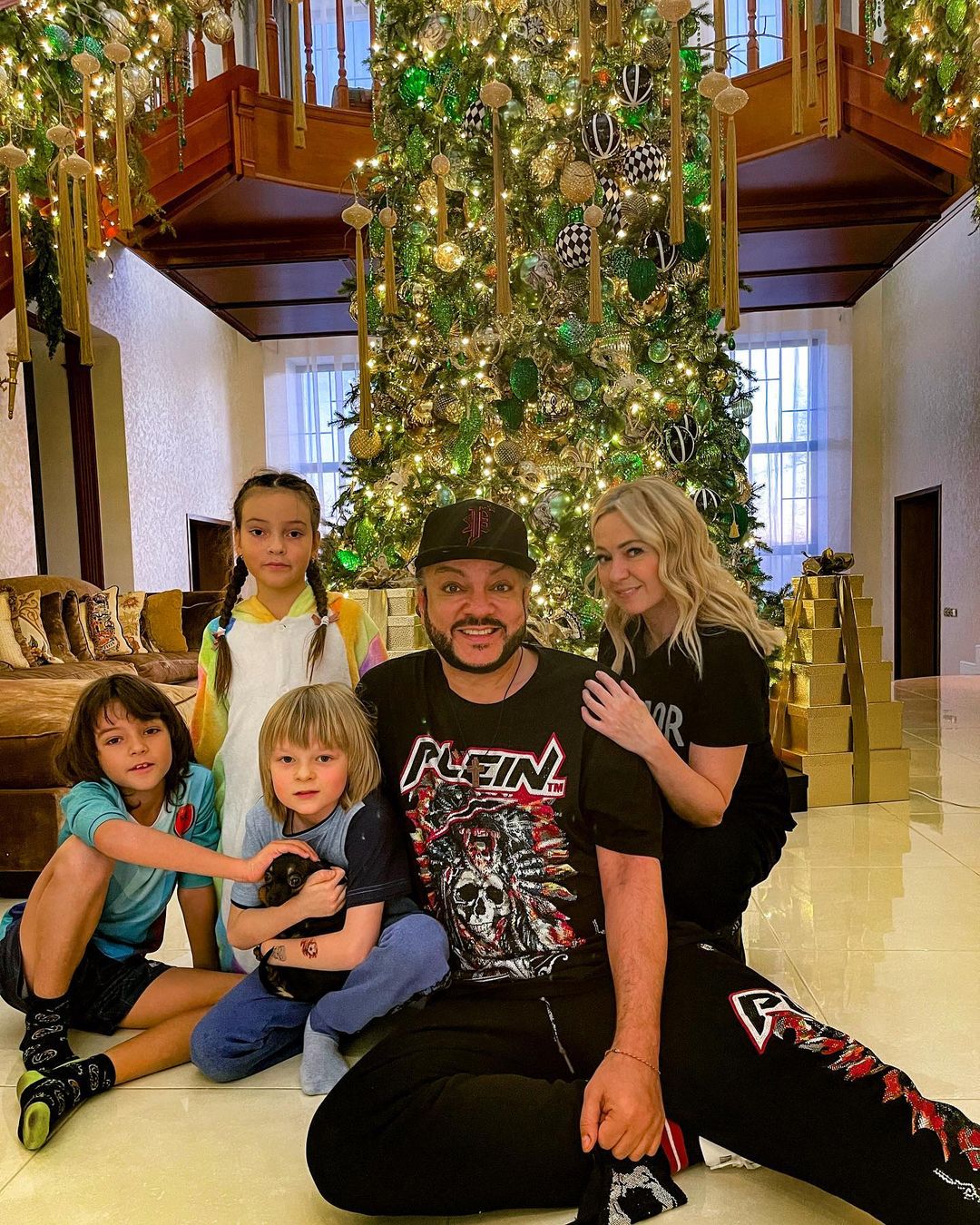 елка филиппа киркорова 2021. дом киркорова на новый год. дом. особняк филиппа киркорова. филиппа киркорова 2021.