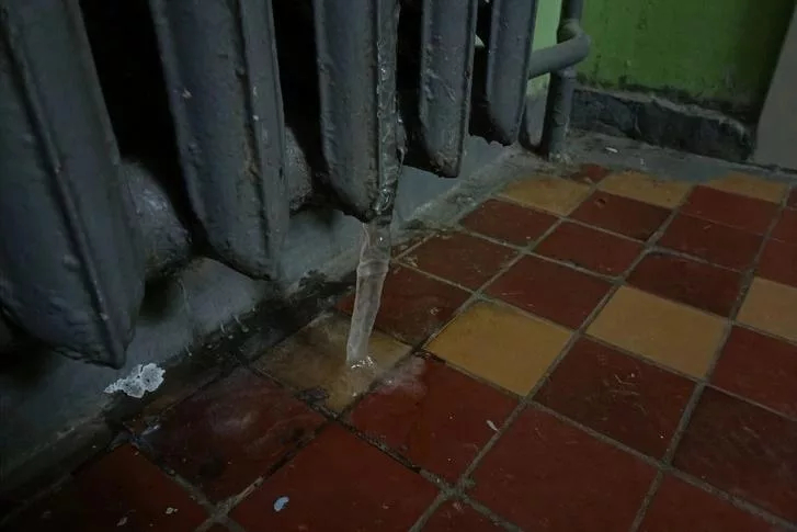 Как найти протечку в отоплении. Течь батареи отопления на стыке секций. Опрессовка труб отопления. Как найти протечку в отоплении. Приборы для поиска утечек воды на трубопроводах.