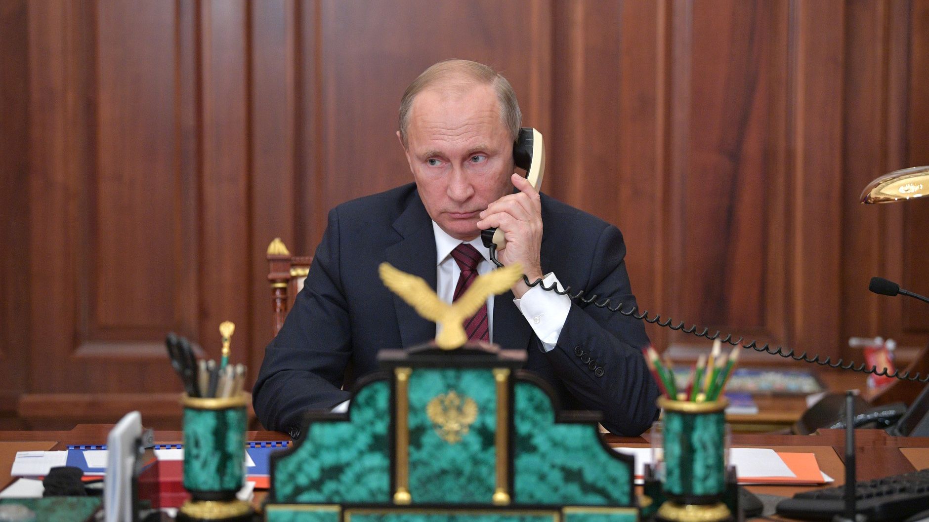 Президент России Владимир Путин подписал закон об утверждении электронных повесток
