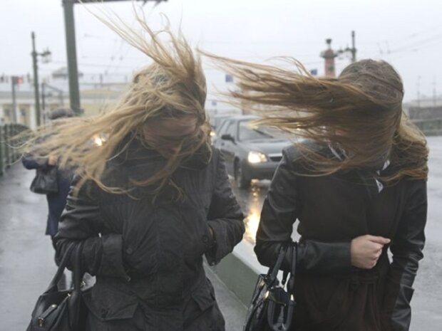 Погода в Украине резко испортится, объявлен первый уровень опасности: где ждать штормового ветра