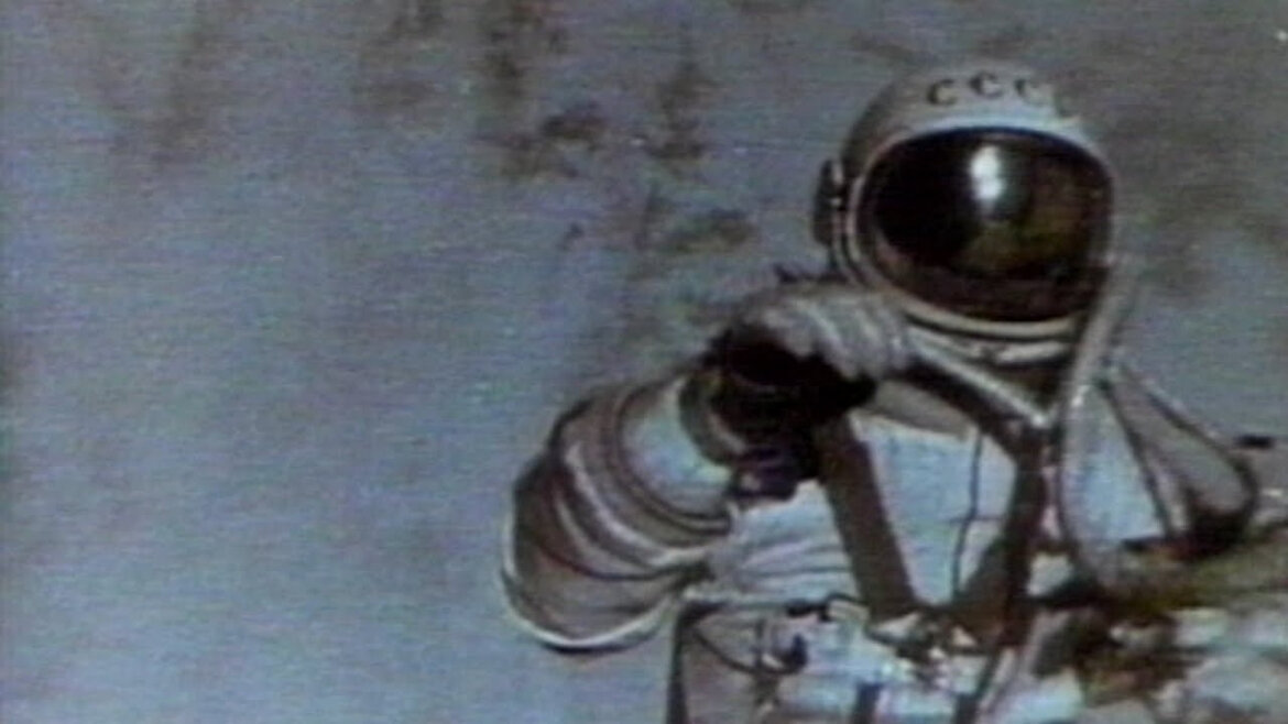 Первым человеком, который вышел в открытый космос, стал советский космонавт Алексей Леонов (18 марта 1965 года с корабля Восход-2).-3