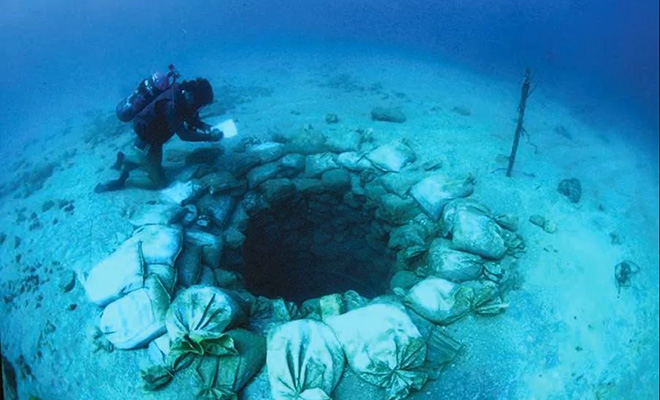 На глубине 20 метров найден город возрастом 9 тысяч лет. В его центре колодец, который уводит еще глубже Культура