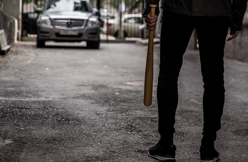 Гопники по вызову: в Новосибирске появилась группа, которая предлагает бить машины на заказ